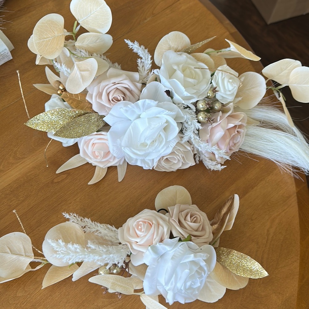 COPY - Ling’s Moment White & Beige Welcome Sign Flowers